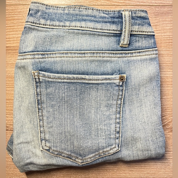 Forever 21 Classic Light Blue Jeans - Picture 1 of 6